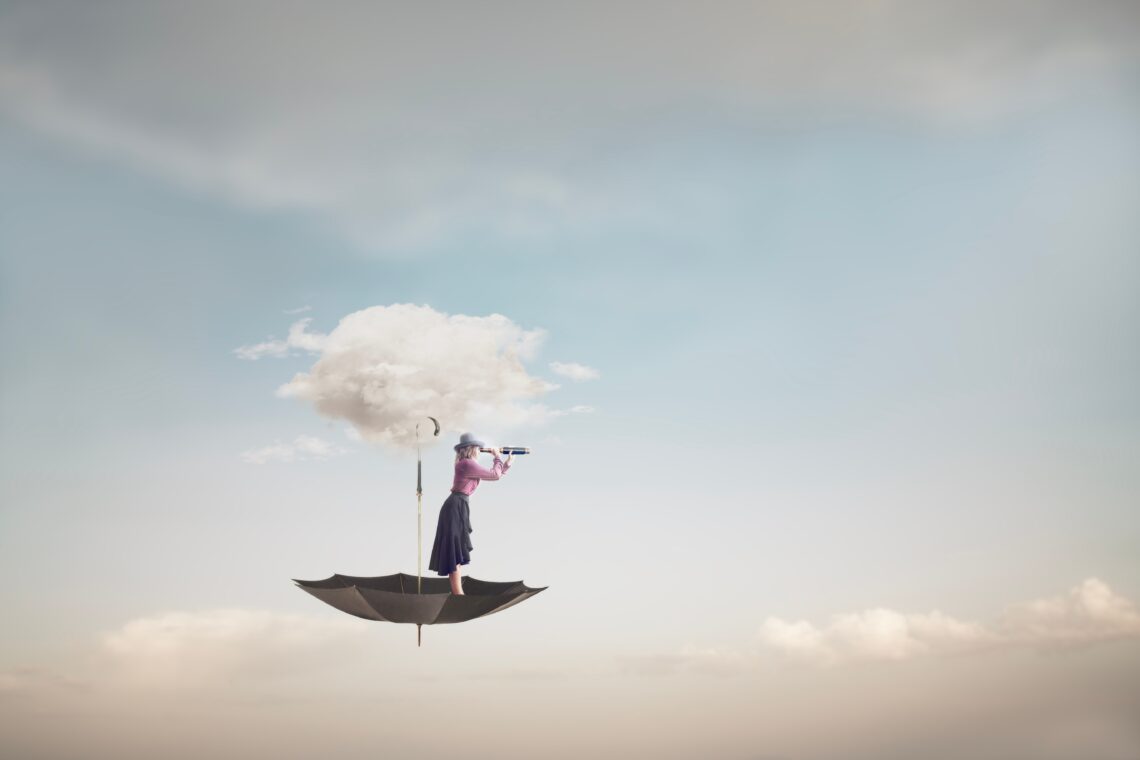 una donna che vola tra le nuvole, usando un ombrello come "nave"