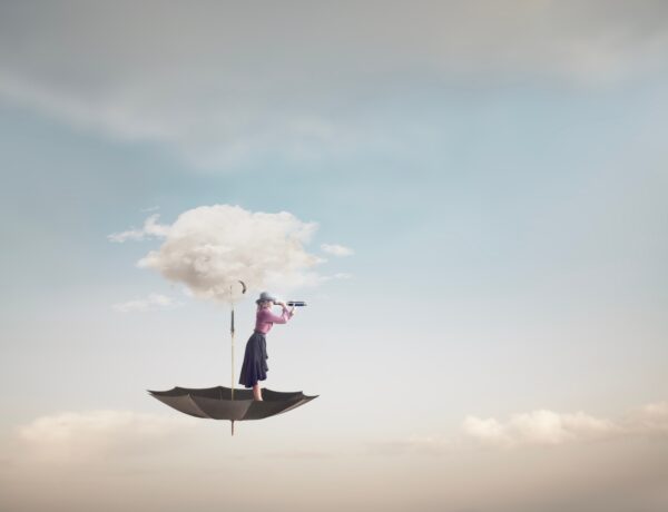 una donna che vola tra le nuvole, usando un ombrello come "nave"