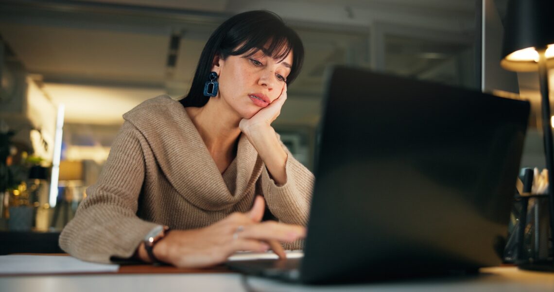 depressione-da-lavoro-donna-lavoratrice-che-guarda-pc-con-sguardo-triste-e-annoiato