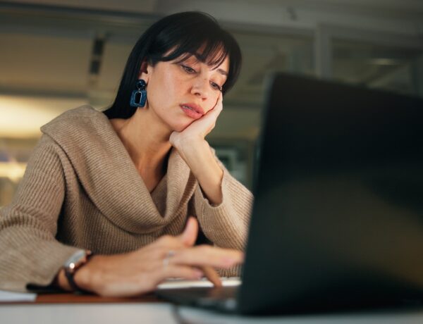 depressione-da-lavoro-donna-lavoratrice-che-guarda-pc-con-sguardo-triste-e-annoiato