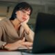 depressione-da-lavoro-donna-lavoratrice-che-guarda-pc-con-sguardo-triste-e-annoiato